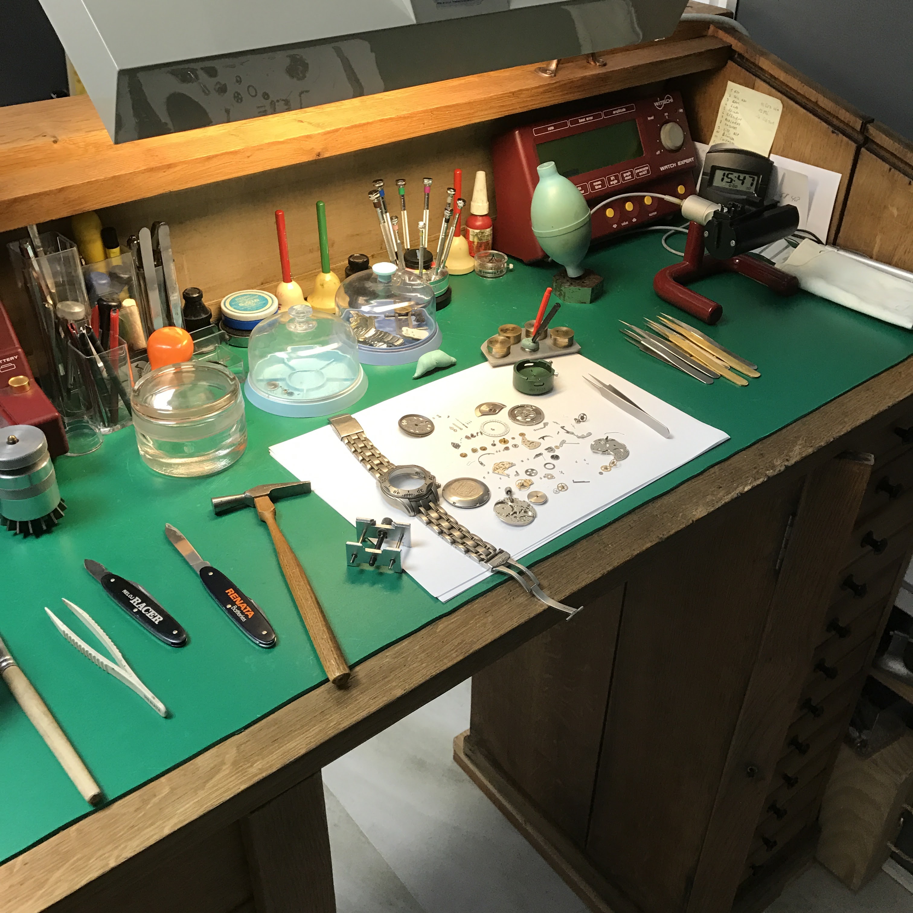 Wir machen alle Arten von Reparaturen und Service von Uhren