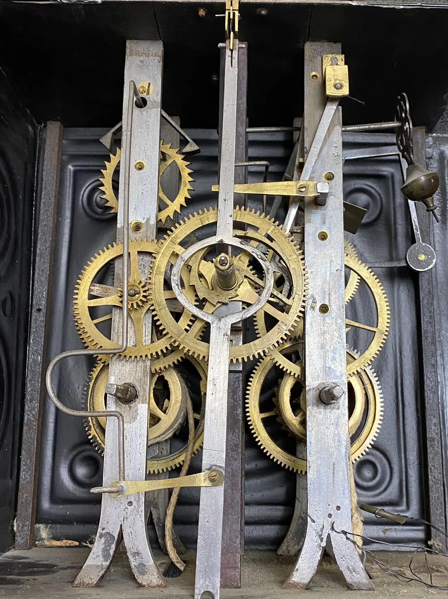 Historisches Uhrwerk mit sichtbaren Zahnrädern und Mechanik