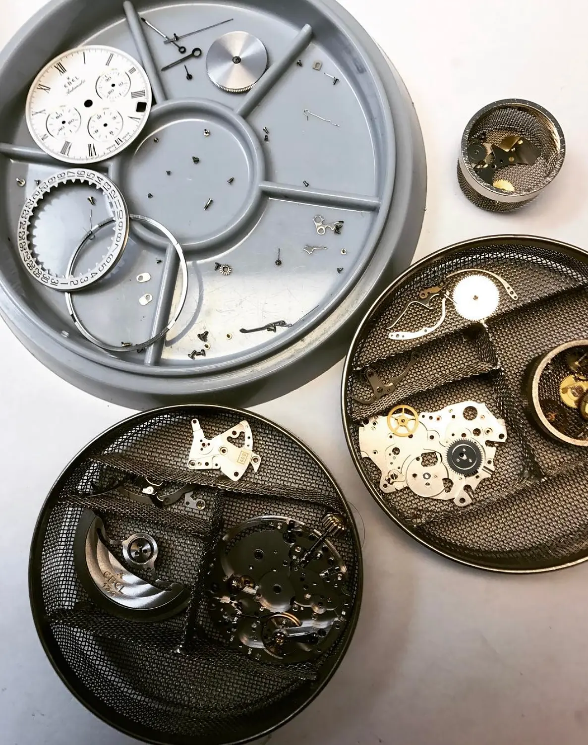 Sorgfältig sortierte Bestandteile eines mechanischen Uhrwerks